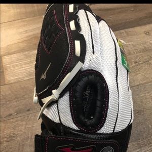 Left handed girls mizuno softball glove